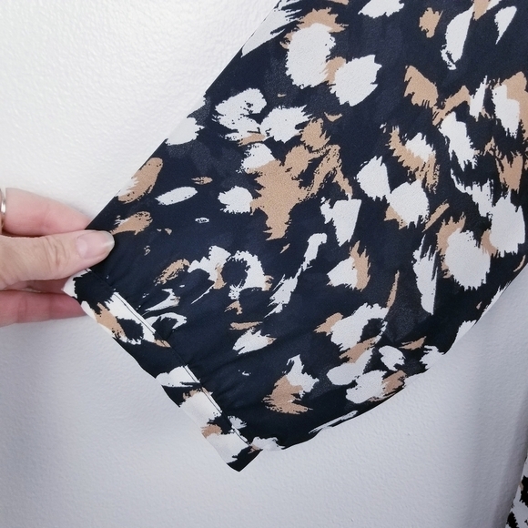 Liz Claiborne Black Cheetah Ruffle Blouse NWT, size Medium - Picture 7 of 8